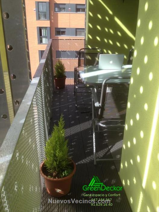 Detalle tarima a la altura de la terraza.