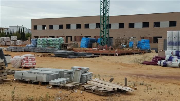 La piscina en construcción.