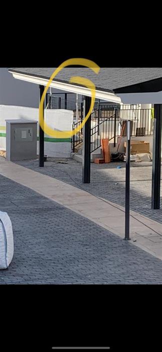 Valla que estan instalando en piscina