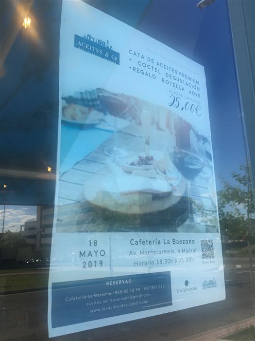 He podido hacer esa foto, todo sea por ayudar al buen comercio del barrio... QUE FALTA HACE.