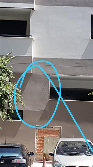 Fachada Nozar Aldara con grietas antes de la entrega.