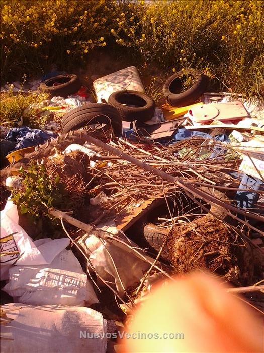 Escombros SIN RECOGER, ni limpiar en arroyo, salida 19